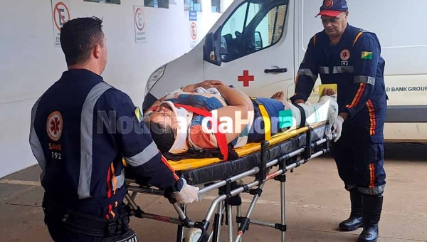 Em Rio Branco, mulher fica gravemente ferida após colidir moto contra carro em estacionamento de supermercado