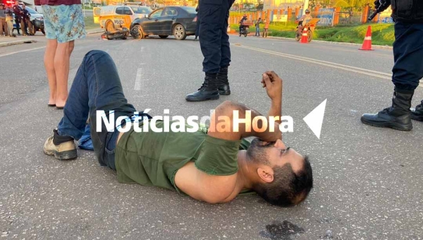 Soldador sofre fratura grave na perna após colidir moto contra carro em Rio Branco