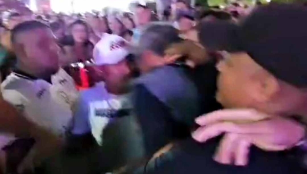 Homem embriagado tenta arrumar confusão antes de show de Naiara Azevedo e é retirado por seguranças