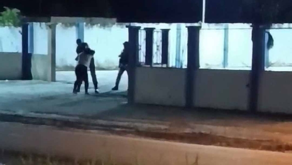 Vídeo mostra segurança retirando mulher do Hospital de Tarauacá com chutes e golpes de cassetete
