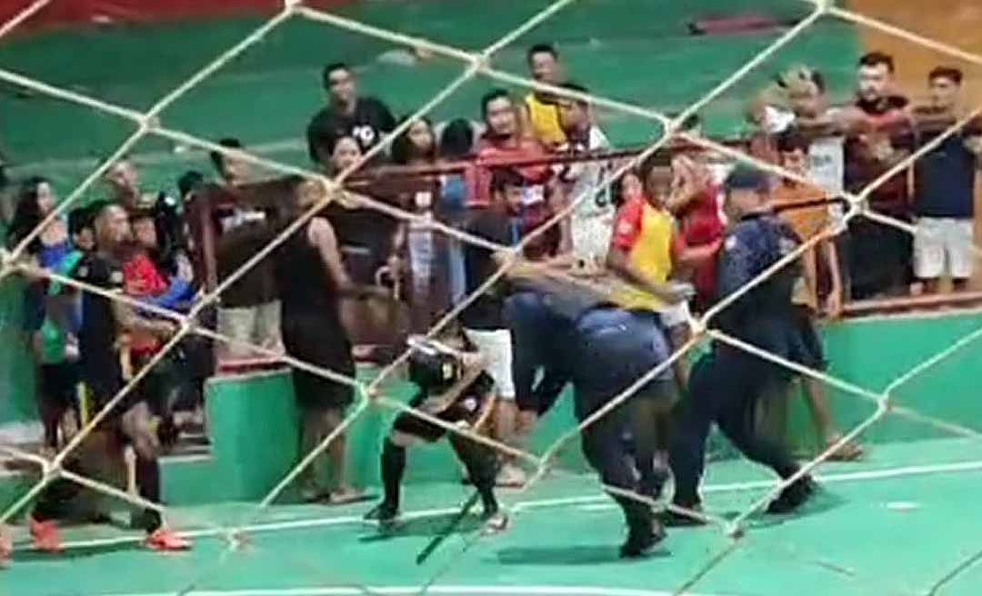 No Acre, PM bate em atleta com cassetete durante partida de futsal; veja o vídeo