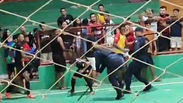 No Acre, PM bate em atleta com cassetete durante partida de futsal; veja o vídeo