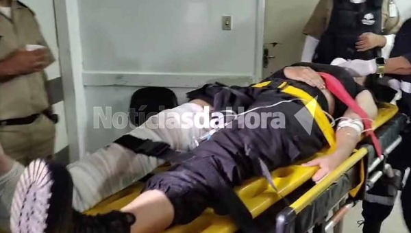 Condutora de motocicleta colide na traseira de ônibus na Amadeu Barbosa; vítima teve fratura exposta