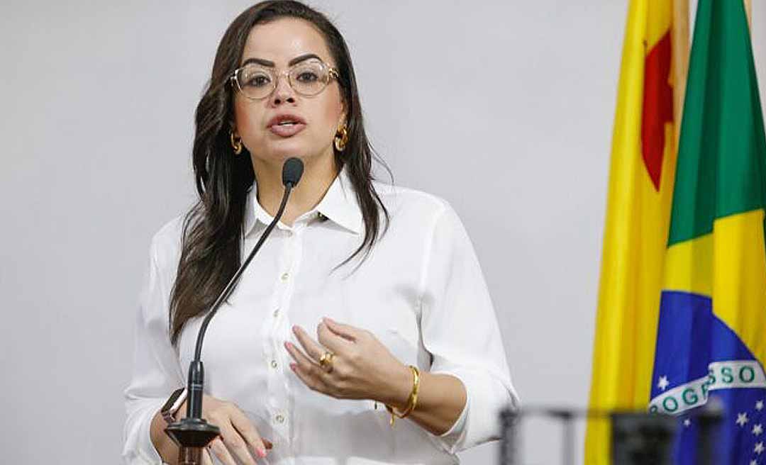 Michelle Melo denuncia pagamento de R$ 38 mil em frete de avião para realizar exame que poderia ser feito em Rio Branco