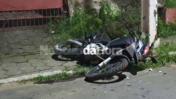 Casal fica ferido após colisão entre carro e moto no bairro Abraão Alab