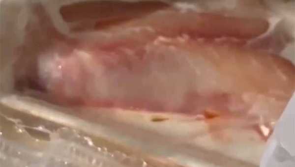 Em vídeo, cliente do Mercale denuncia má qualidade de peixe em duas compras na mesma semana