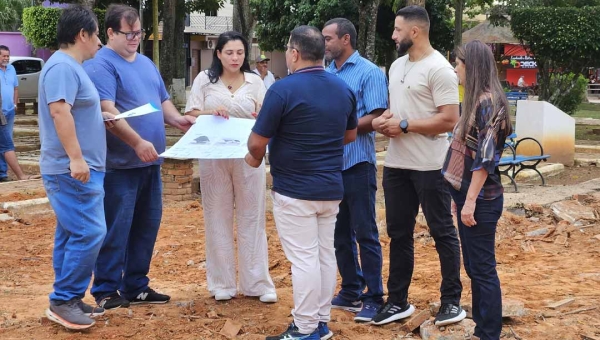 Rosana Gomes assina ordem de serviço para revitalização da praça central de Senador Guiomard e construção de concha acústica