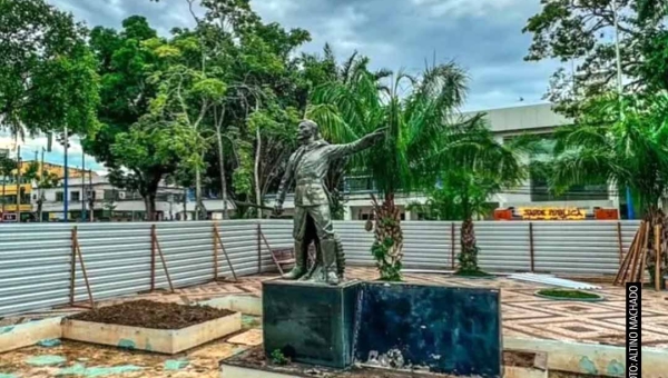 Reforma da Praça da Revolução prevê “recuo” de três metros da estátua de Plácido de Castro; MP apura denúncia de possível dano ao patrimônio