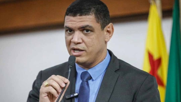 Com CNH suspensa, deputado Pablo Bregence é flagrado dirigindo em Rio Branco