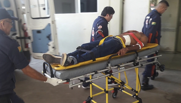 Na Estação, assaltante faz refém, reage a voz de prisão e leva um tiro no abdômen