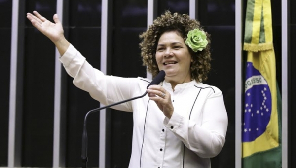 Deputada Perpétua Almeida relata projeto e garante direitos das pessoas autistas