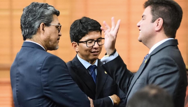 Gladson Cameli quebra protocolo e chega de surpresa para conversa com deputados