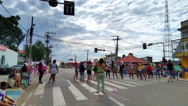 Centro de Rio Branco foi interditado por mulheres de presidiários