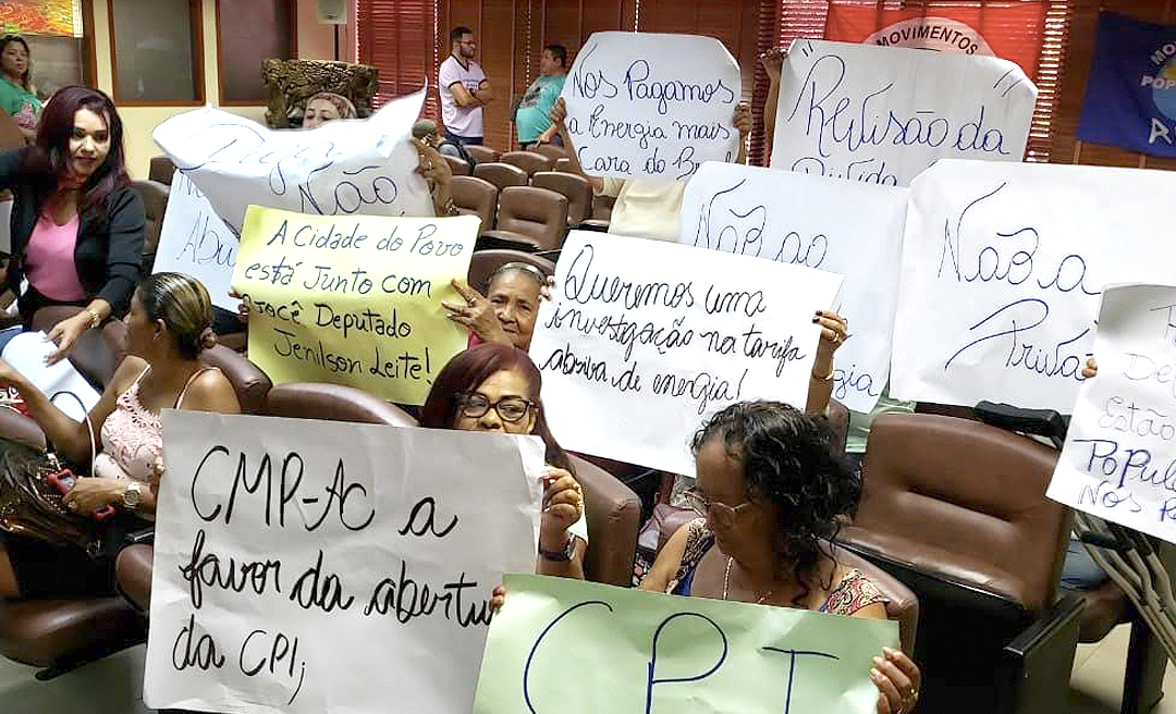 Manifestantes e Movimentos Sociais começam a ocupar plenário da Aleac