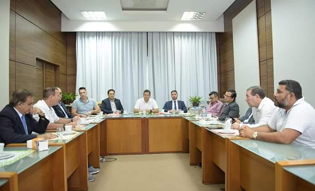 Rocha recebeu a base do governo na Casa Azulada no dia em que a oposição reclamou de manobra anti-CPI