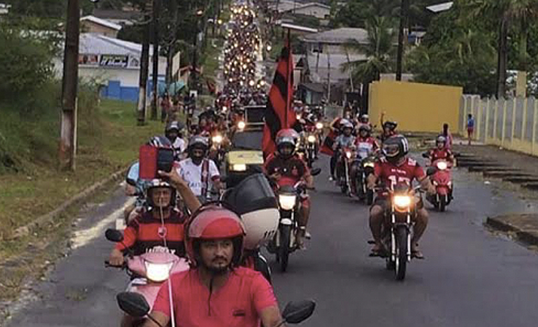 Centenas de flamenguistas saem às ruas de Cruzeiro do Sul em carreata após título do Flamengo sobre o Vasco