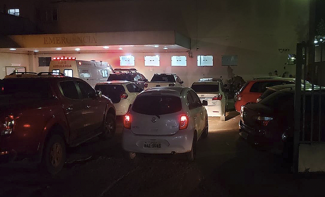 Local destinado a ambulâncias no PS vira estacionamento de carros particulares