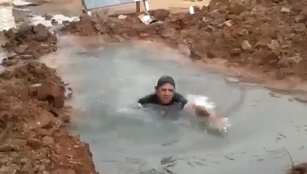 Ativista faz protesto em Feijó tomando banho em buraco: "Piscina no centro da cidade"