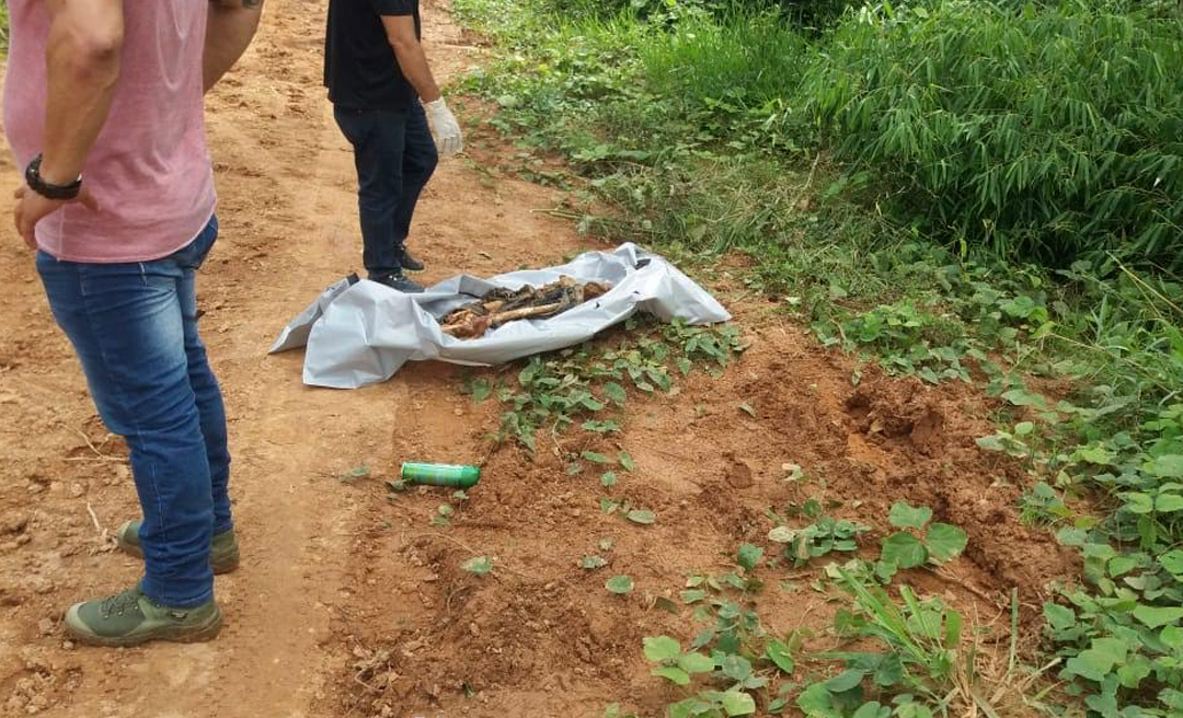 Peritos do IML recolhem ossada humana encontrada em ramal na estrada Transacreana