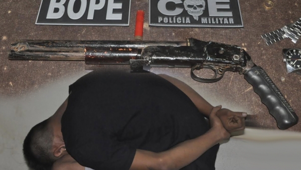 Policiais do Bope prendem homem armado com escopeta no Manoel Julião 