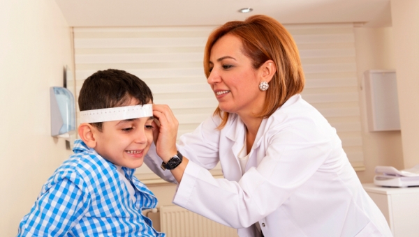 Neuropediatra atende crianças no Hospital de Dermatologia do Juruá