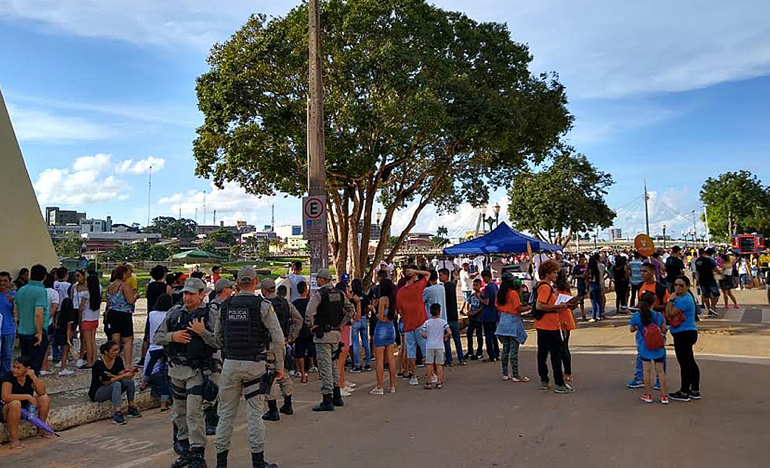 Fiéis de diversas denominações religiosas se reúnem para a Marcha Para Jesus na Gameleira