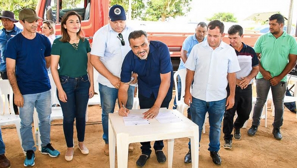 Ilderlei Cordeiro assina ordens de serviços para manutenção e construção de quadra esportiva em ramais 