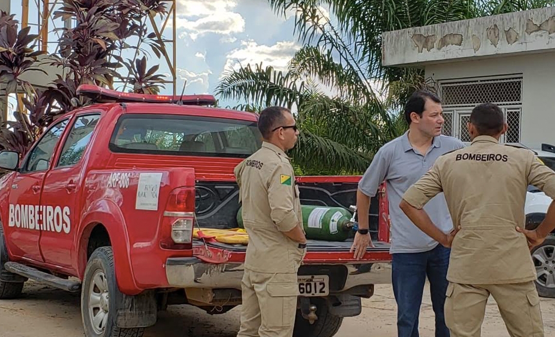 Sem ambulância, pacientes são transportados em carroceria de caminhonete em Tarauacá