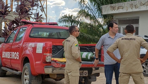 Sem ambulância, pacientes são transportados  em carroceria de caminhonete em Tarauacá