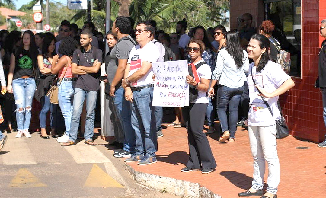 Estudantes promovem ato na Ufac contra cortes de recursos na educação universitária
