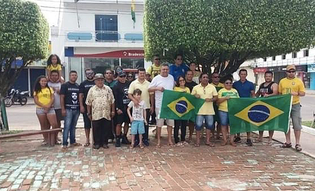 Ato pró-Bolsonaro reúne poucos manifestantes no município de Cruzeiro do Sul