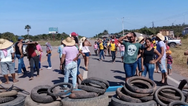 Manifestantes voltam a fechar BR-364 em Extrema, já em Rondônia e isola o Acre 