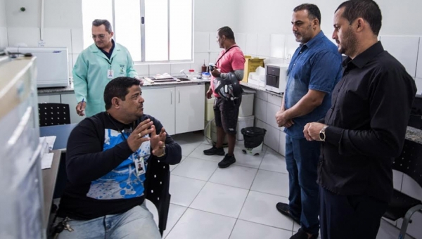 Ilderlei Cordeiro visita unidades de saúde de Cruzeiro do Sul e dialoga com a população