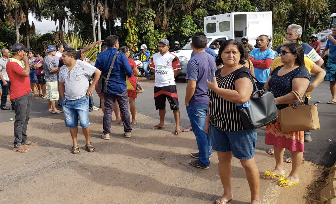 Piscicultores fecham AC-40 em protesto contra possível exoneração do superintendente do Ministério da Agricultura