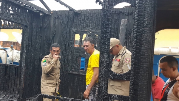 Incêndio destrói residência do pequeno empresário "Edgar do Som", em Tarauacá