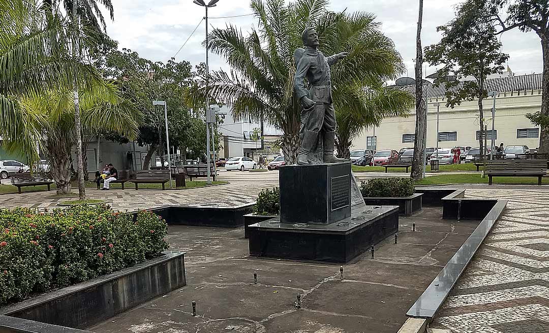 Monumento ao herói da Revolução Acreana sofre com o abandono no centro