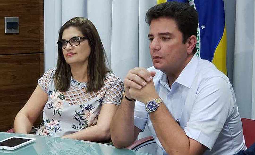 Gladson desmente boatos sobre possível exoneração de Mônica Kanaan da Sesacre e diz que ela tem aval para agir