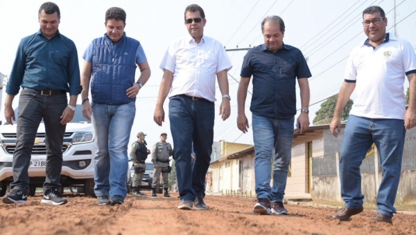 Governo anuncia 300 toneladas de massa asfáltica ao entregar usina de asfalto para Feijó