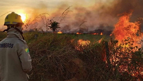 Com uma semana de atraso, Gladson Cameli assina decreto de alerta ambiental no Acre