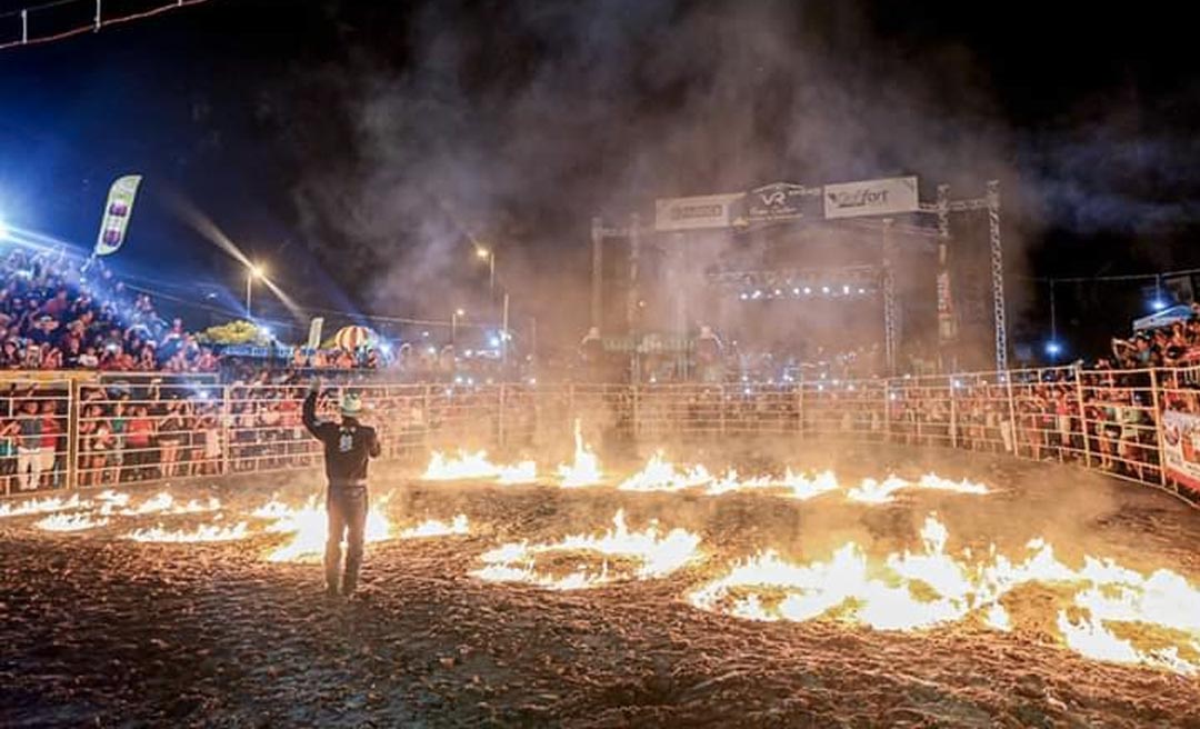Abertura do rodeio da Expoacre Juruá teve oração de Ilderlei e anúncio de Gladson