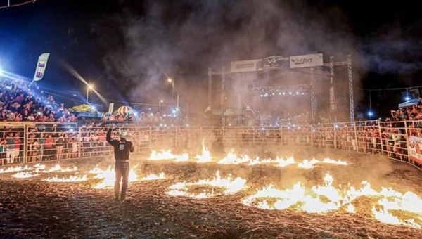 Abertura do rodeio da Expoacre Juruá teve oração de Ilderlei e anúncio de Gladson