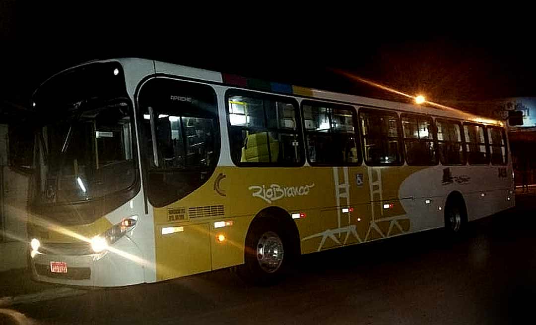 Jovens armados com escopeta rendem motorista e fazem arrastão em ônibus do Universitário
