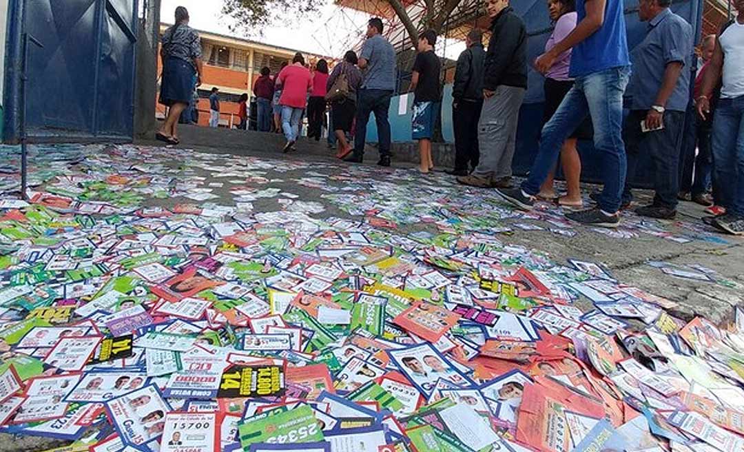 No Acre, mulher que escorregou em santinhos e quebrou o pé vai receber indenização de R$ 10 mil