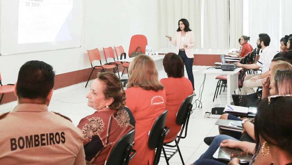 Auditora-chefe da Prefeitura ministra aula inaugural em capacitação de Justiça Comunitária