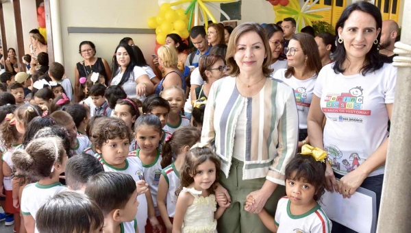 Prefeita Socorro Neri comemora 70 anos da Escola Menino Jesus junto com a comunidade escolar
