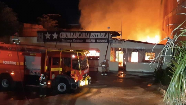 Incêndio destrói a Churrascaria Estrela em Rio Branco