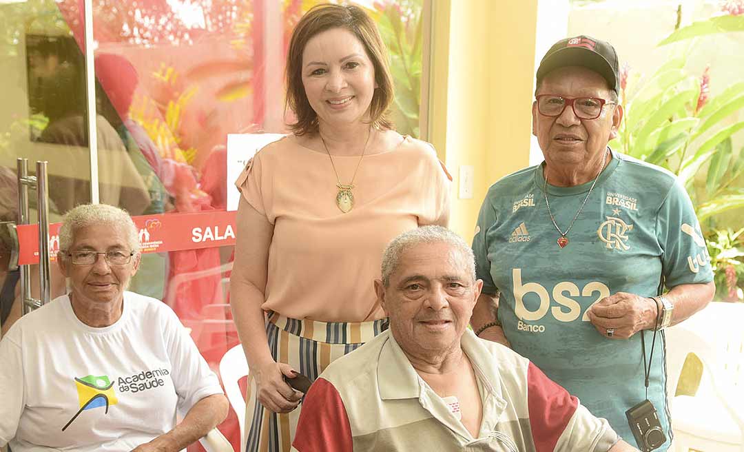 Prefeita Socorro Neri prestigia confraternização de grupo de idosos no Calafate