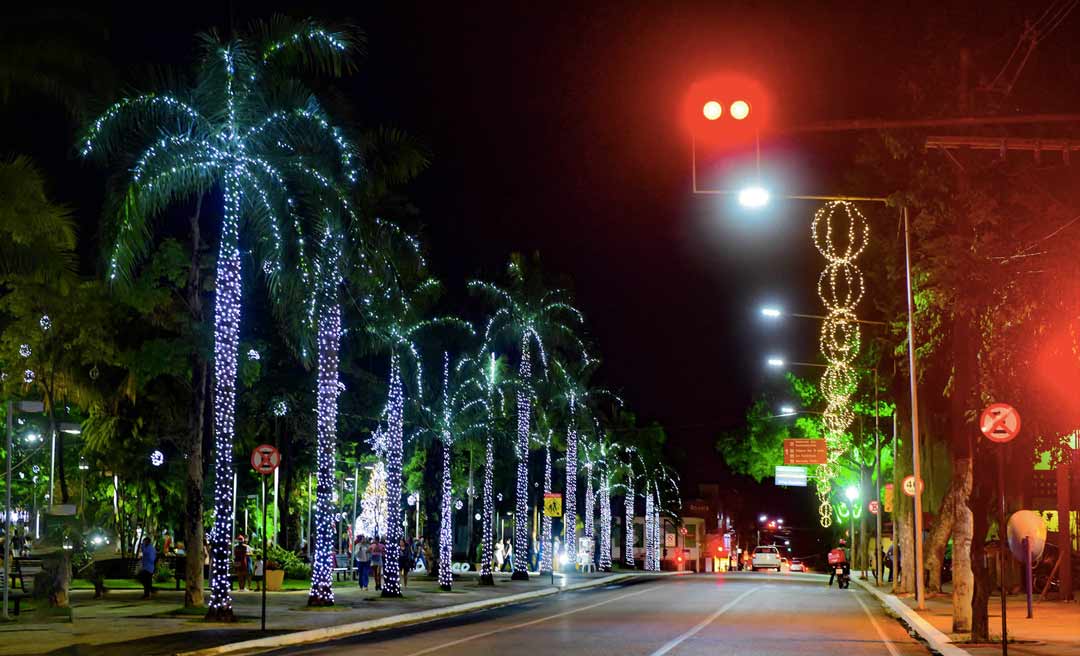 Prefeitura de Rio Branco acende iluminação de Natal na Praça da Revolução