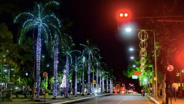 Prefeitura de Rio Branco acende iluminação de Natal na Praça da Revolução