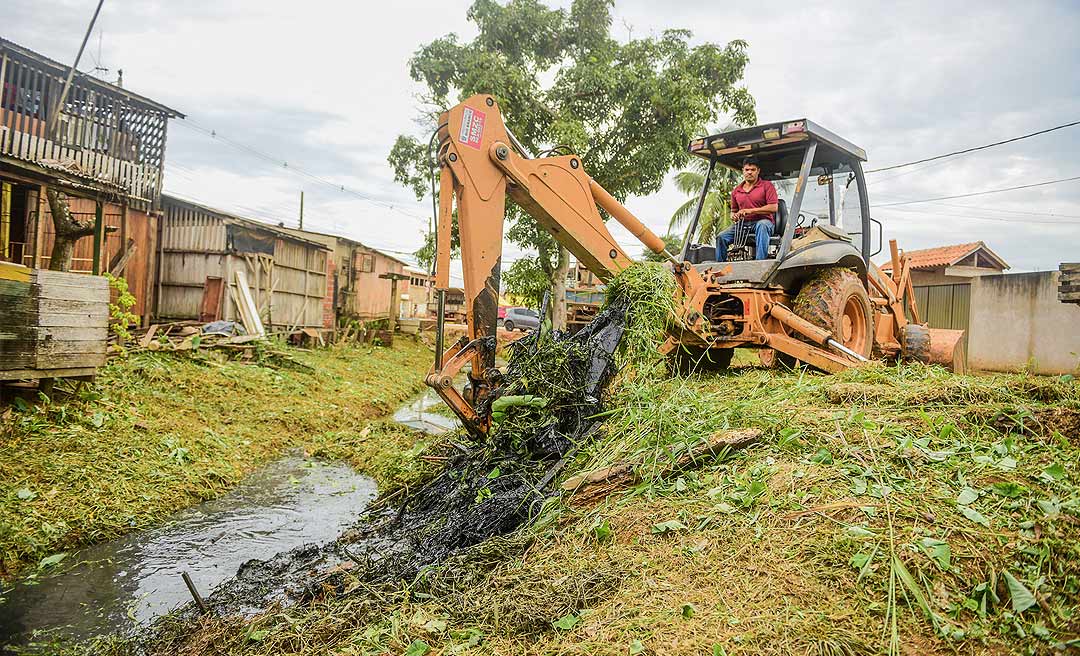 Acúmulo de lixo nos córregos provoca inundações, doenças e polui igarapés
